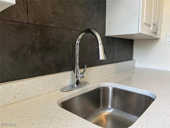 Foto del edificio - 3165 E Riverside Dr
