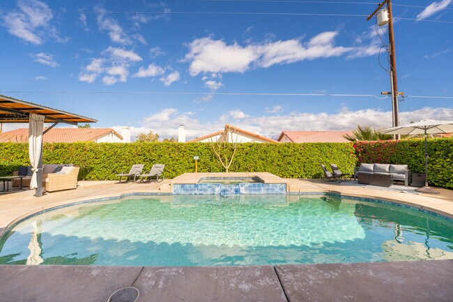 Patio trasero privado - 79590 Port Royal Ave