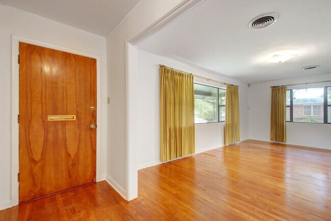Foto del edificio - 1400 Larkwood Dr