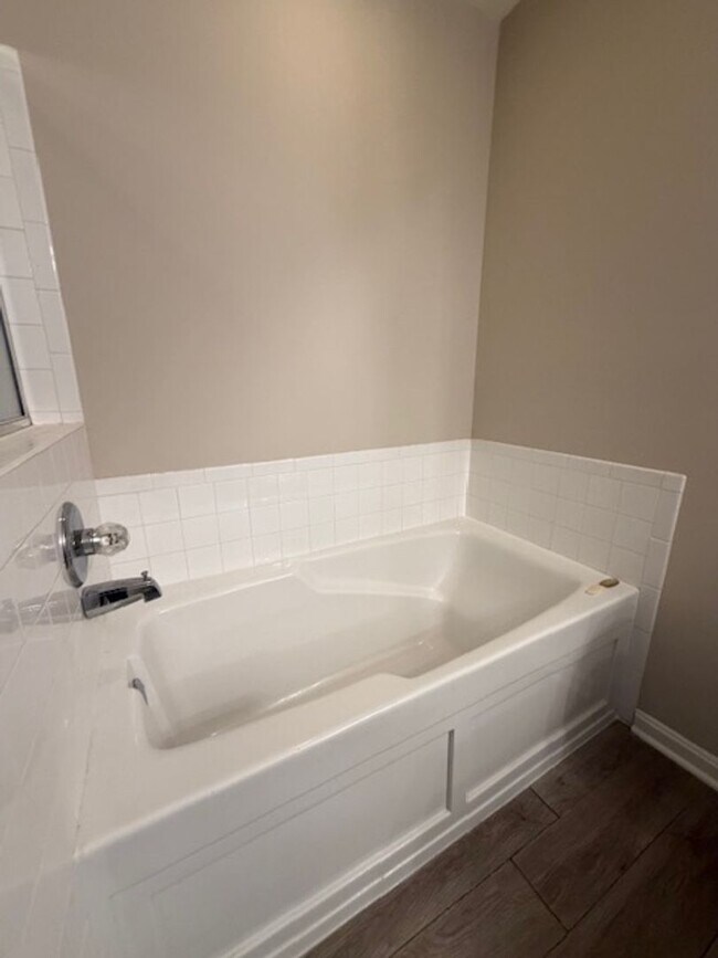 Foto del edificio - SPACIOUS 2 BEDROOM 2 BATH CONDO WITH LOFT IN KING FARM