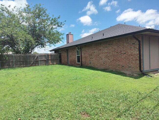 Foto del edificio - Great Duplex ready for immediate move in!