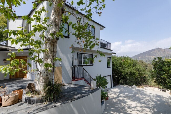 Foto del edificio - Beautiful Hollywood Hills Home For Lease!
