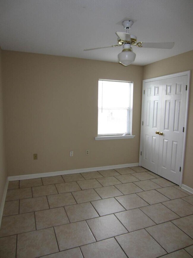 Building Photo - 4072 Northlake Dr