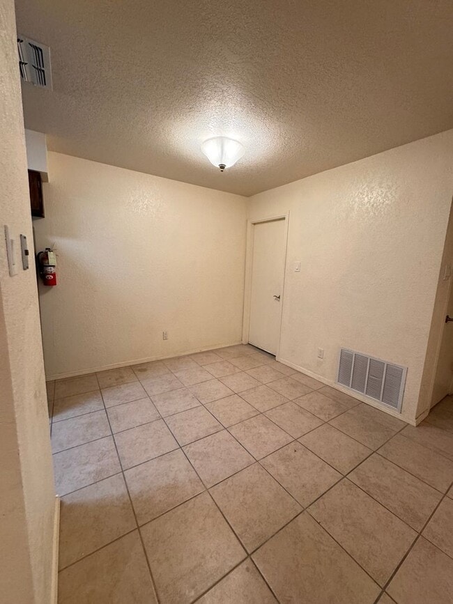 Foto del edificio - Charming 2 bedroom, 2  bath townhome in desirable area near a Golf Course & a greenspace. Two pat...