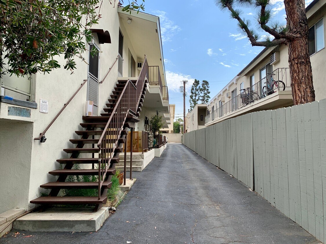 Foto del edificio - 1336 S Centinela Ave