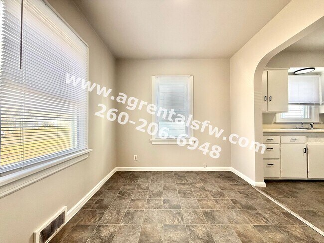 Building Photo - 3 Bedroom House