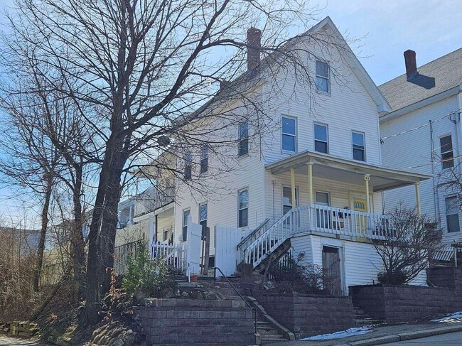 Building Photo - 40 Putnam St