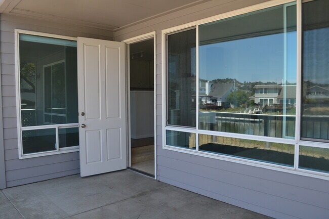 Foto del edificio - 100 Lucky Dr