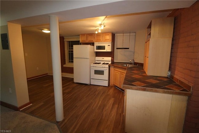 Building Photo - 11433 Ashbury Ave