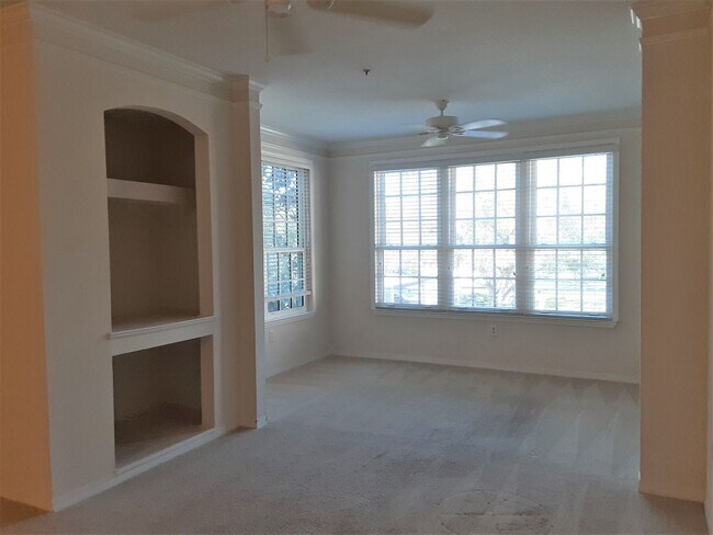 Foto del edificio - Annual unfurnished 2/2 condo in luxury development near Legacy Trail and Siesta Key.