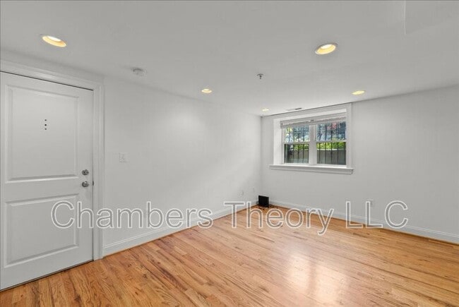 Foto del edificio - 739 Newton Pl NW