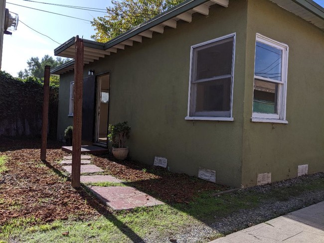 Back House for rent - 2215 Carmona Ave