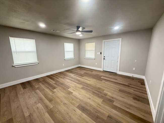 Building Photo - Beautiful Bungalow