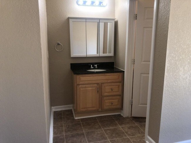 Foto del edificio - 1333 Hutchinson Ave