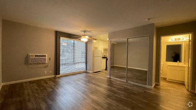 Building Photo - 7044 Hawthorn Ave