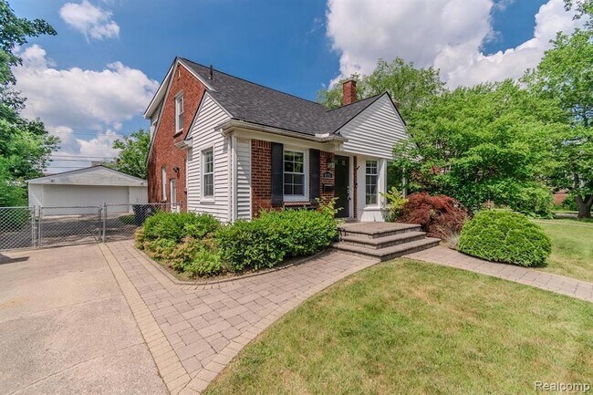 Foto del edificio - 4355 Elmwood Ave