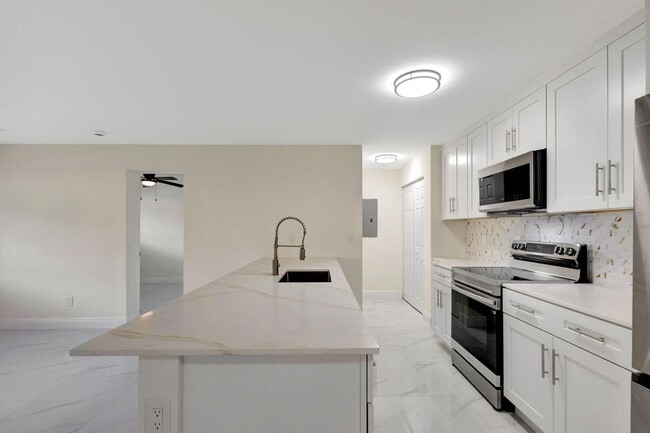 Foto del edificio - Gorgeous Brand-New Rebuilt 4-Bedroom Home | No HOA | Pet Friendly