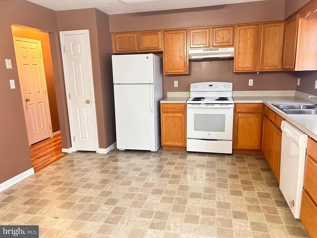 Building Photo - 104 Meadowbrook Dr