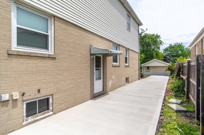 Building Photo - 301 Bohland Ave