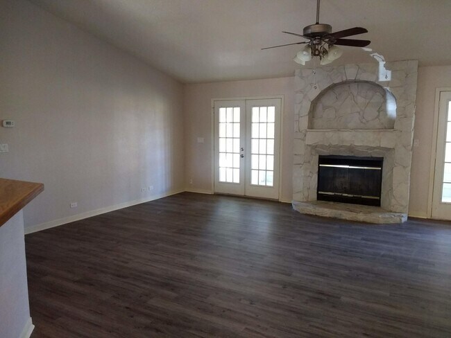Building Photo - 801 Cloverview Dr