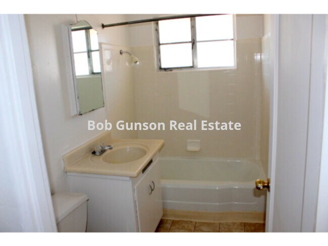Foto del edificio - Large 1 bedroom with secure parking.