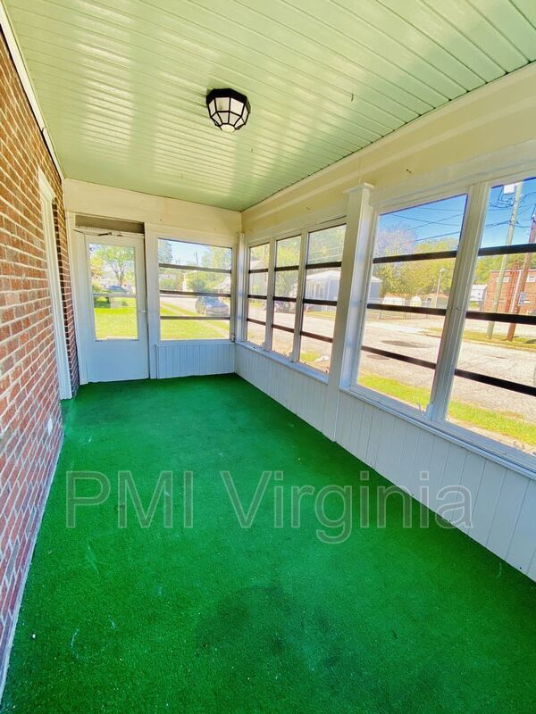 Building Photo - 2300 Effingham St