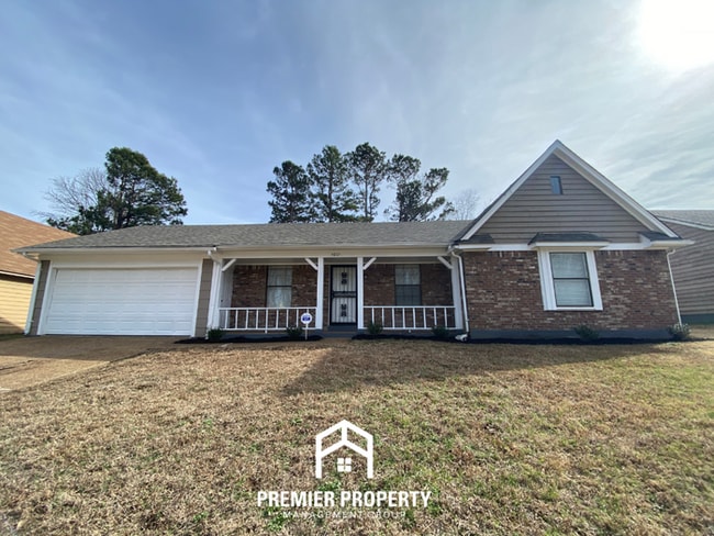 Spacious 3BR Memphis Home w/ Vaulted Ceilings, Brick Fireplace & Fenced Yard - Spacious 3BR Memphis Home w/ Vaulted Ceilings, Brick Fireplace & Fenced Yard