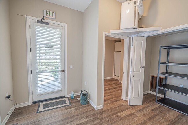 Foto del edificio - Unique 4-Bedroom, 3-story Live/Work Townhouse in the lushly landscaped Villa Metro Community!