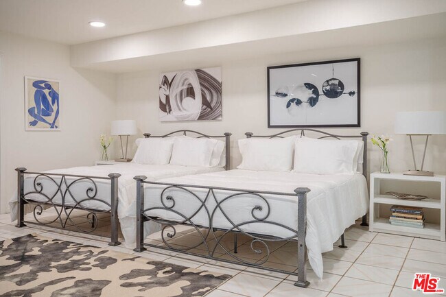 Foto del edificio - 110 N Barrington Ave