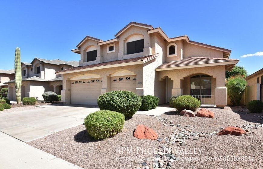 Primary Photo - Spacious 5/3 Arowhead + Pool + 3 car Garage!