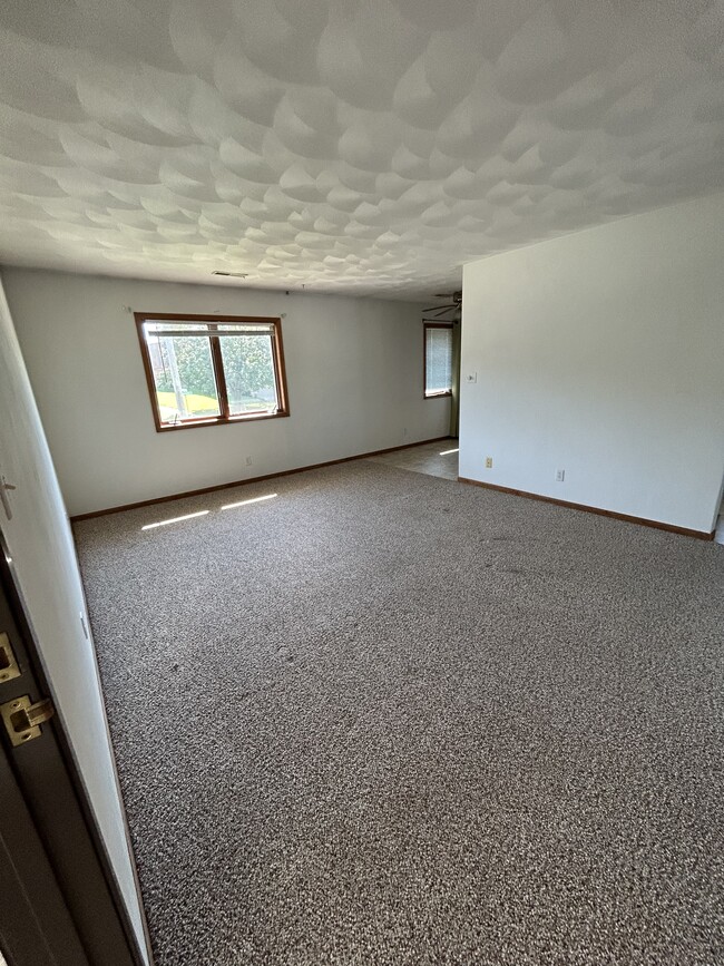 Building Photo - 715 S Canterbury Dr