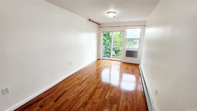 Building Photo - 48-10 58th Ln