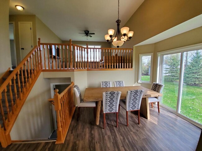 Building Photo - 10790 Matthew Dr