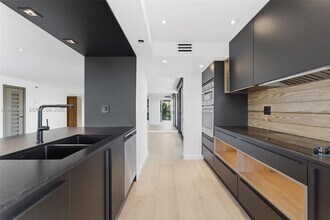 Building Photo - 801 N Venetian Dr