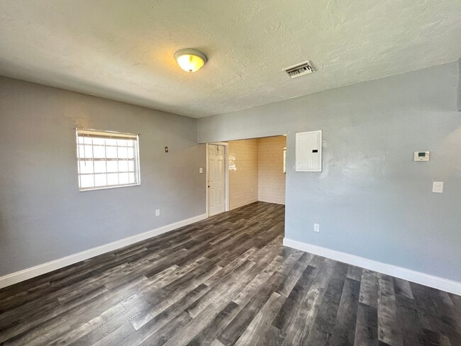 Foto del edificio - 2 Bedroom 1 Bath unit Move-In Ready Home in West Park!