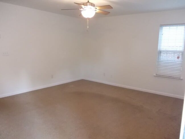 Foto del edificio - Great 2 story home with fenced back yard i...