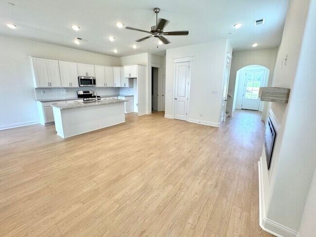 Foto del edificio - Now Leasing at Cedar Bluff – 4BR Townhomes...