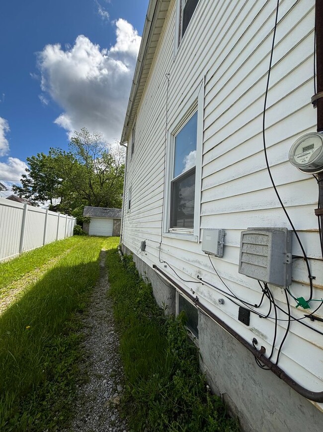 Building Photo - Section 8 welcome, 3 bedrooms 1 Bath. Spac...
