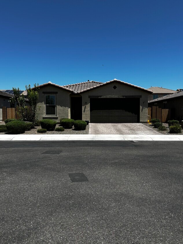 Foto principal - 18020 W Orchid Ct