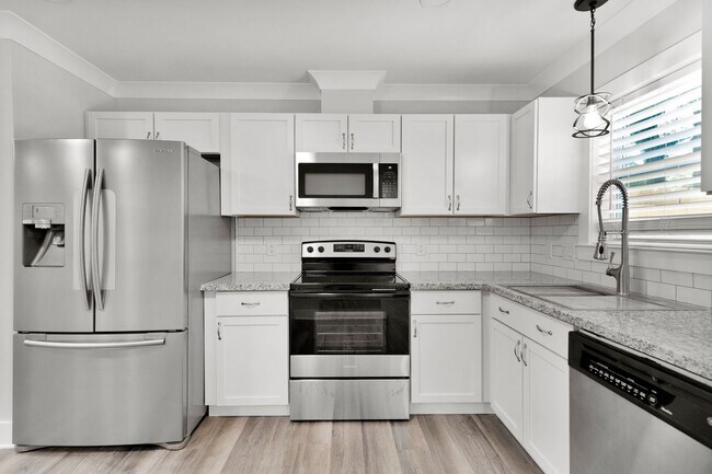 Building Photo - Beautiful, centrally located unit availabl...