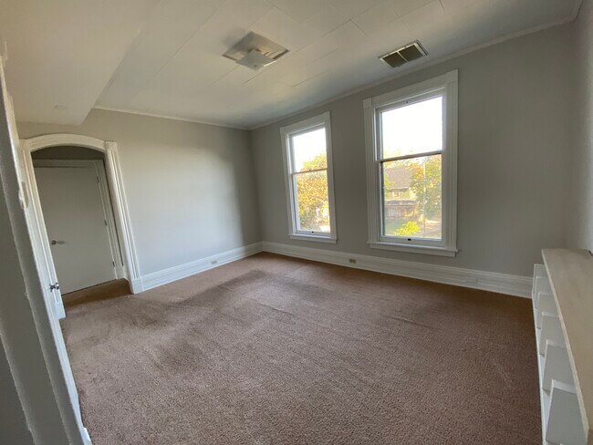 Living room - 321 N Ingalls St