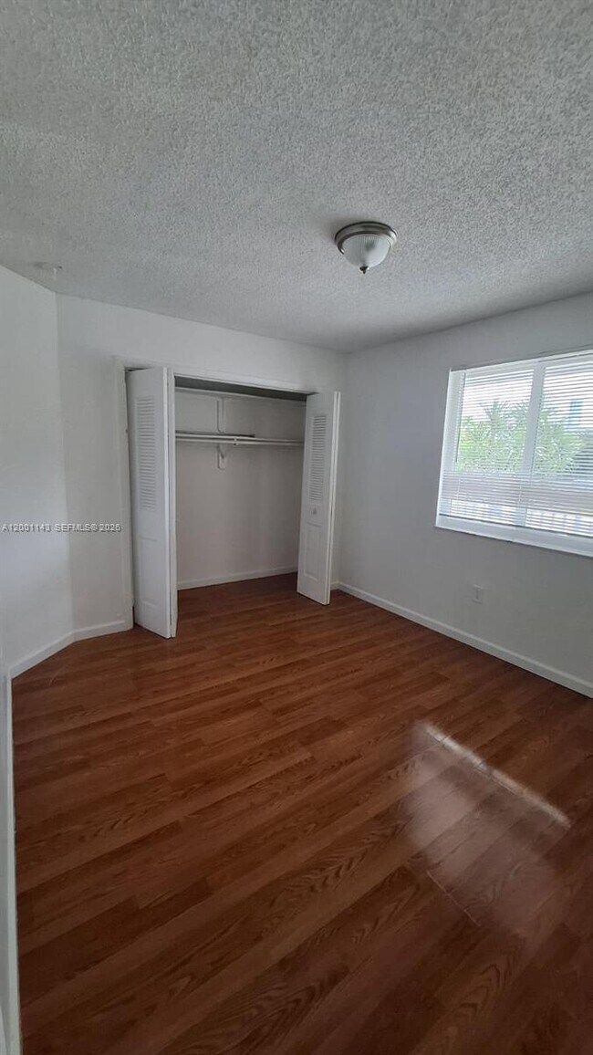 Foto del edificio - 6950 Miami Gardens Dr