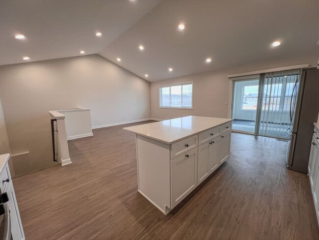 Building Photo - 3 Bedroom Lookout