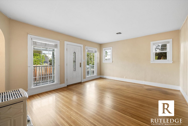 Foto del edificio - Beautiful 3 bedroom home in Talent!