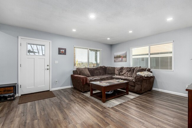 Foto del edificio - Spacious 4-bedroom available 6/1
