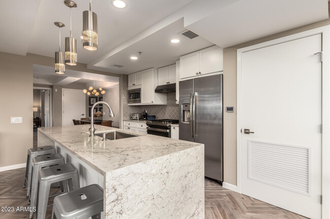 Building Photo - 7161 E Rancho Vista Dr