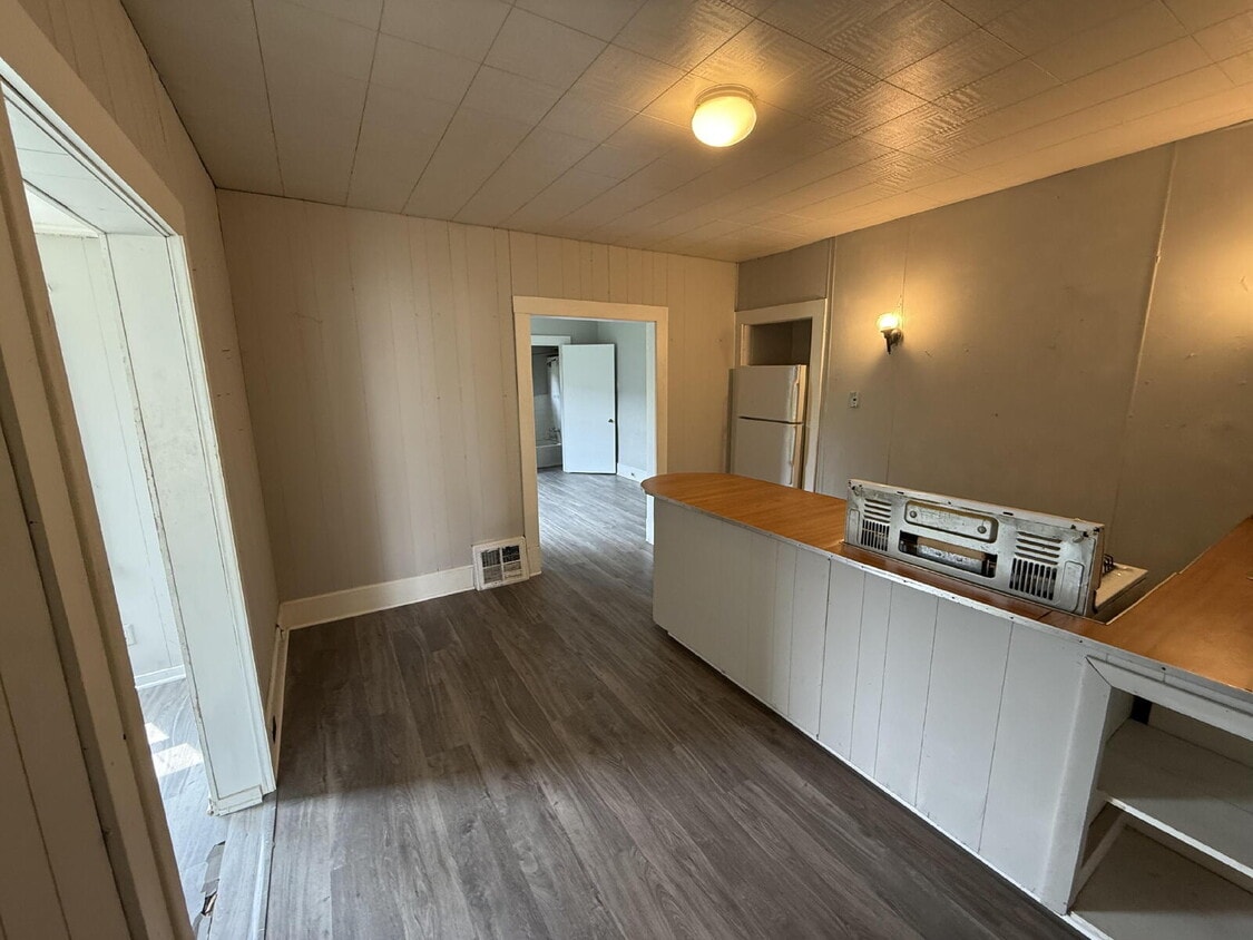 Primary Photo - 1BR Main Floor Apartment in Wayland