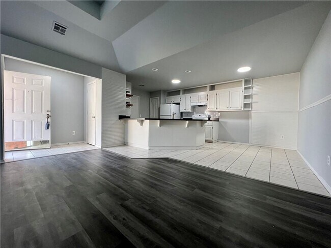 Foto del edificio - 2004 S Old Wire Rd