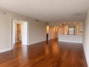 Building Photo - 4030 W Palm Aire Dr