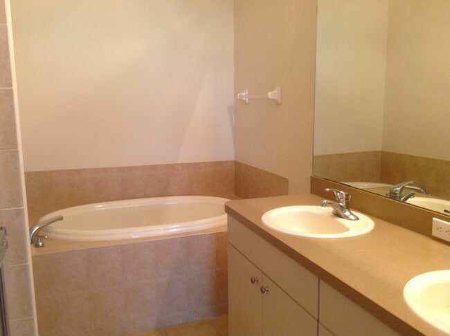 Building Photo - 2533 Stanhope Dr